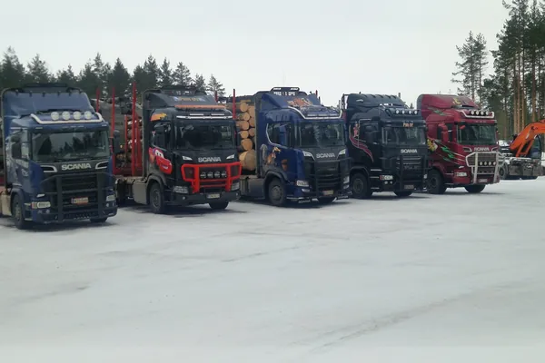 Puunsiirto_Pi-Ri_Oy_kalusto_600x400